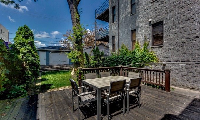Wicker Park Casa | PET FRIENDLY! Beautiful Bucktown Home Offers Room for All by RedAwning