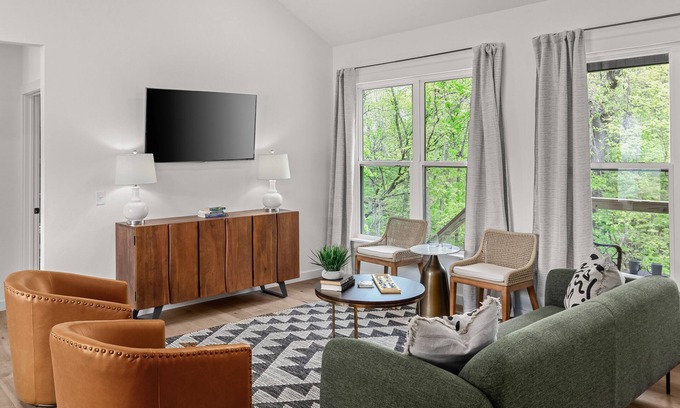 Bella Vista Casa | Upscale Retreat: Contemporary Coziness Featuring a Spacious King Bed