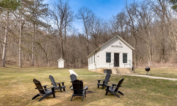 Barneveld Apartamento | Pet-Friendly Blue Mounds Vacation Rental w/ Yard!