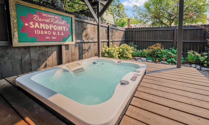 Sandpoint Casa | Pet friendly Boutique Townhome w/ Sauna & Hot tub