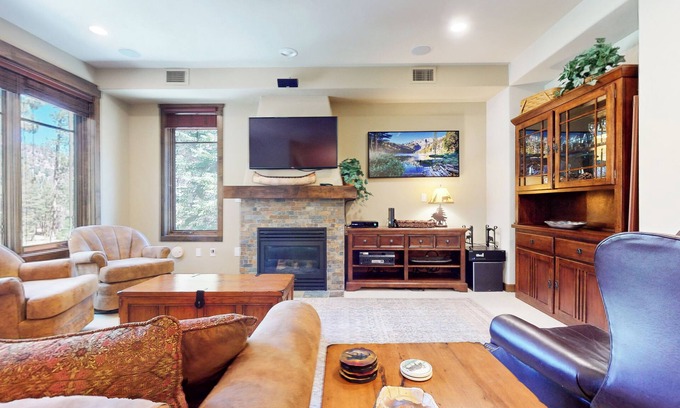 Woodwinds Condominio | Pet-Friendly Bright Home on Golf Course. Gas Grill, Washer/Dryer & Hot Tub