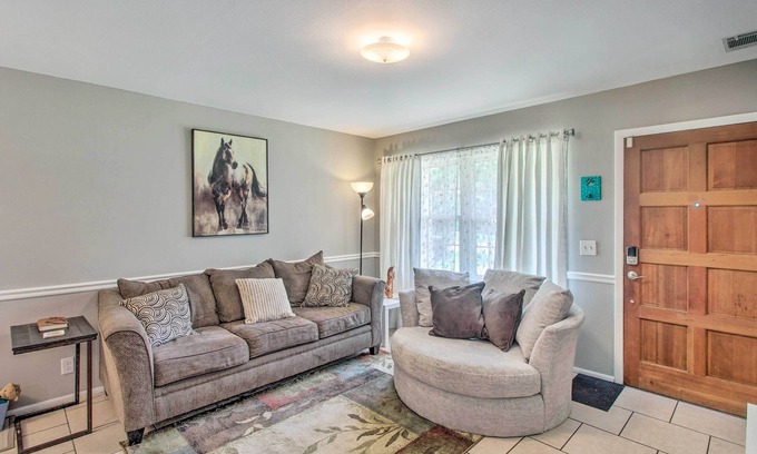 Country Club Estates Casa | Pet-Friendly Brunswick Retreat w/ Gas Grill!