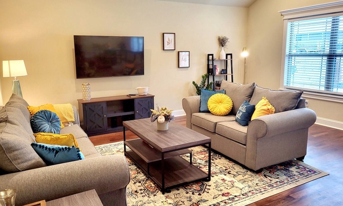 Holiday Island Casa | Pet Friendly Bungalow close to Eureka Springs!