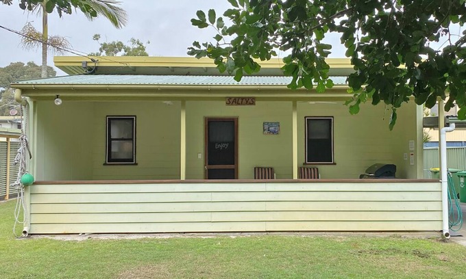 Amity Point Casa | Pet Friendly Bungalow in quiet Street