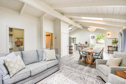 Buxton Casa | Pet-Friendly Buxton Home with Balcony, 2 Mi to Beach