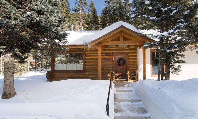 Taos Ski Valley Cabina | Especial de verano! Acogedora cabaña de troncos con estufa de leña y calor radiante cerca del arroyo de montaña y retorno de esquí
