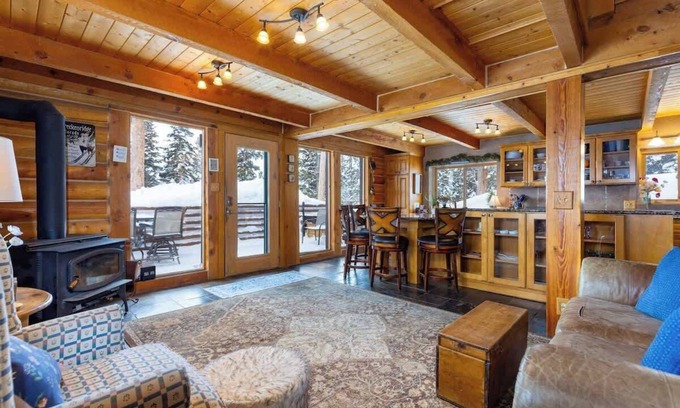 Quandary Village Cabina | Pet-Friendly Cabin with Hot Tub & Stunning Views
