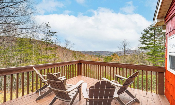 Purlear Cabina | Pet-Friendly Cabin w/ Hot Tub in North Carolina!