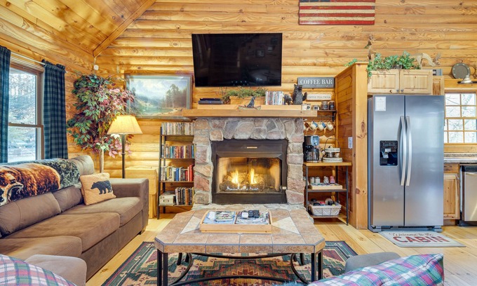 Lake Lure Cabina | Pet-Friendly Cabin w/ Loft: 5 Mi to Lake Lure!