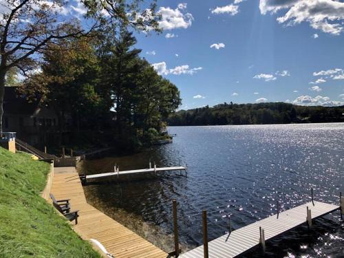 Newaygo Apartamento | Pet-friendly Cabin with Dock, Firepit, BBQ