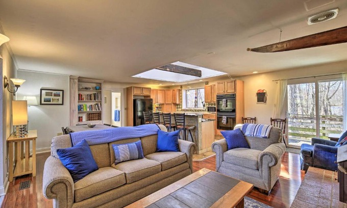 Ingles Casa | Pet-Friendly Cabin with Dock on Claytor Lake!