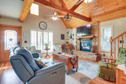 Canyon Lake Casa | Pet-Friendly Canyon Lake Cabin, 1 Mi to Water!