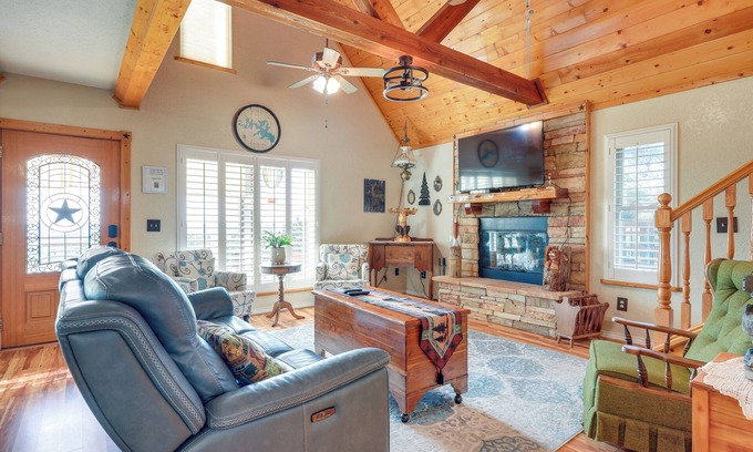 Canyon Lake Cabina | Pet-Friendly Canyon Lake Cabin, 1 Mi to Water!