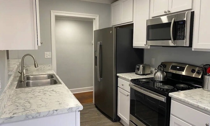 Lakeshore South Casa | Pet Friendly Charming Lakeshore Bungalow Sleeps 6