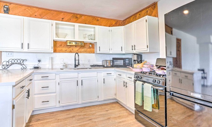 Chino Valley Cabina | Pet-Friendly Chino Valley Cabin w/ Game Room!