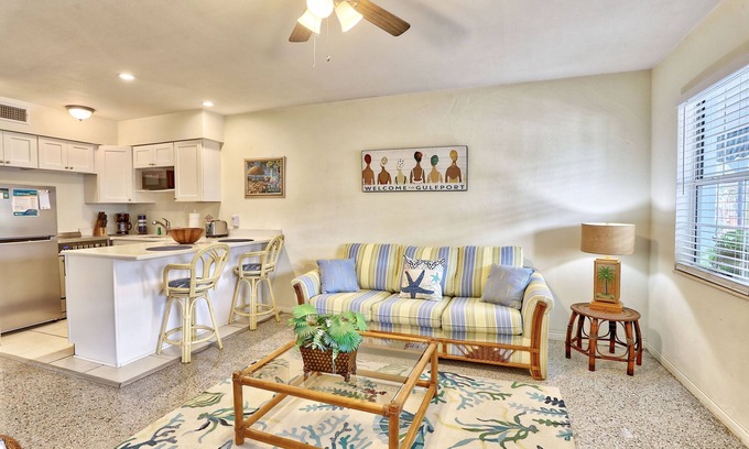 Gulfport Condominio | Pet Friendly~ Close to Art Galleries and Beaches