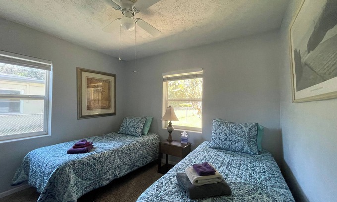 Lakeshore South Casa | Pet friendly Comfortable 2 bedroom with huge yard and EV charging lvl1