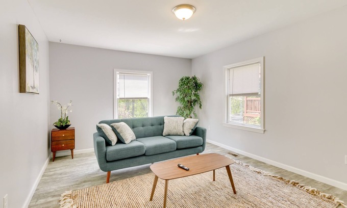 Waterbury Casa | Pet-Friendly Connecticut Retreat Near Golfing!