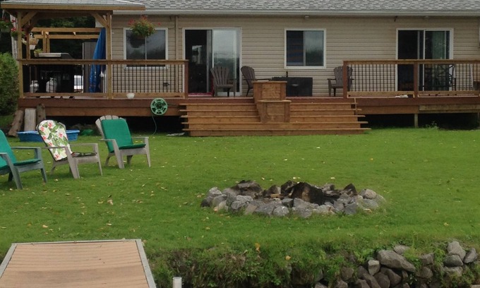 North Grenville Cabaña | Pet friendly Cottage on World Heritage Rideau River