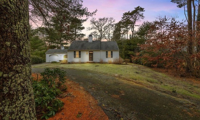 Cotuit Casa | Pet Friendly Cozy Cotuit Cottage 5 minutes away from the beach!