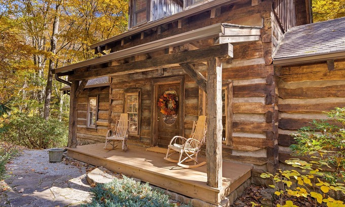Frank Cabina | Pet-Friendly, Cozy Log Cabin w/ Waterfall & Trout Stream