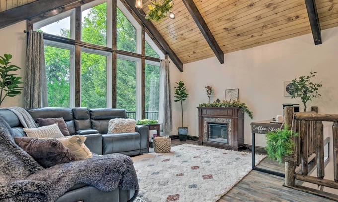 Delta Cabina | Pet-Friendly Delta Cabin w/ Private Hot Tub!
