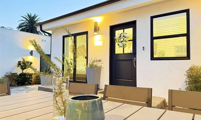 Mid Central Casa | Pet Friendly Designer House in Pasadena with Outdoor Kitchen & King Bed & AC