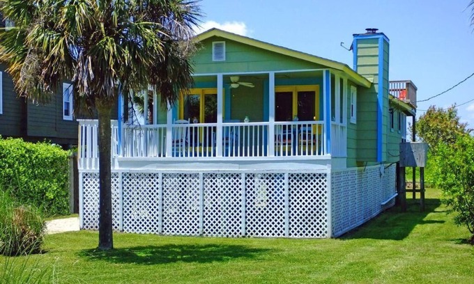 Folly Beach Casa | La cabaña de playa perfecta! Se aceptan mascotas, muelle, terraza en la azotea!