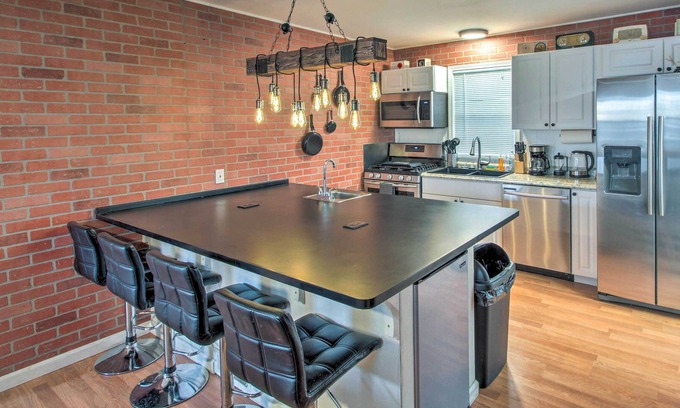 Rosedale Apartamento | Pet-Friendly Duplex Home Near Downtown KC!
