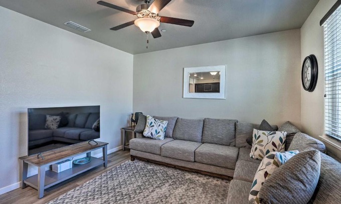 Hood Casa | Pet-Friendly Elk Grove Retreat with Balcony!