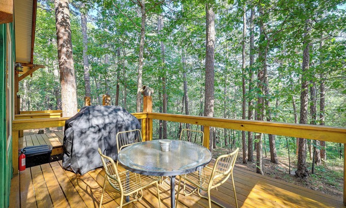 Eureka Springs Cabina | Pet-Friendly Eureka Springs Rental w/ Private Deck