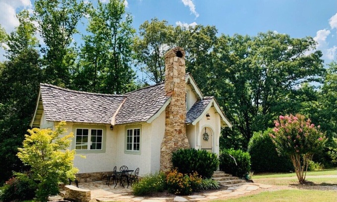 Primm Springs Cabaña | Pet Friendly Fairytale Cottage