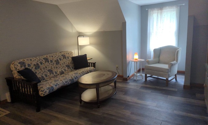 South Glastonbury Apartamento | Pet Friendly & Family Friendly Second floor apartment with fenced in backyard!