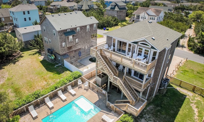 Waves Casa | Pet Friendly, fenced in Yard and Huge Pool! Sound Views, 2 min walk to Ocean