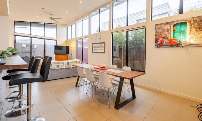 Geelong West Casa | Pet Friendly, Flex Check-In/Out, Australiana Touch