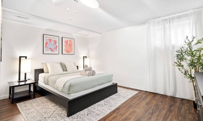 Southeast Calgary Casa | Pet Friendly » Free Banff Pass » 1 BR » Netflix