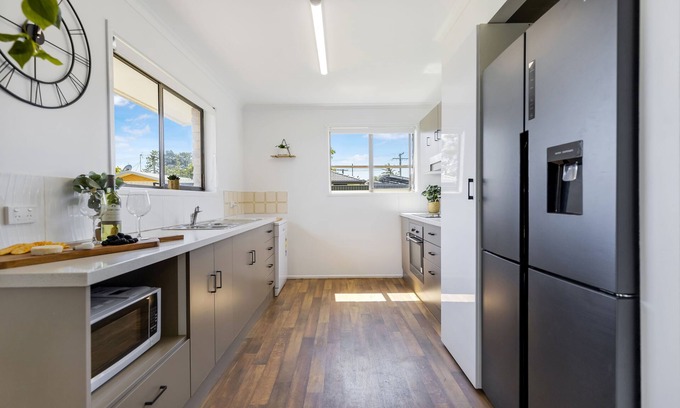 Birtinya Casa | Pet Friendly Fully Fenced Yard - 3 Bedroom House