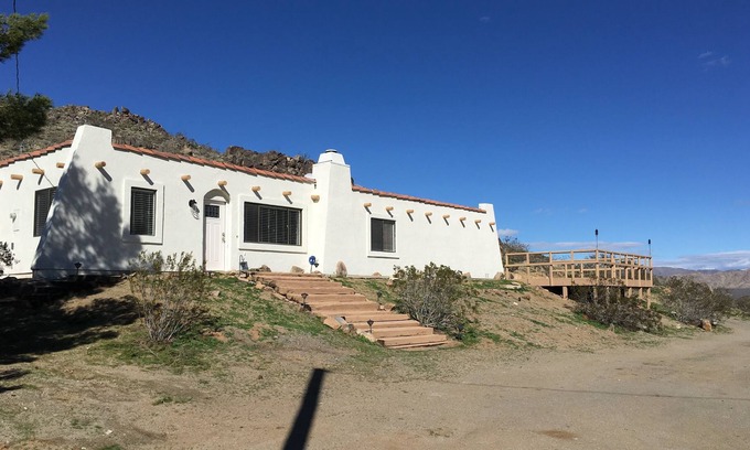 Victorville Casa | Se admiten mascotas: el perro cerrado corre por la espalda --- Remolque amigable- atraviesa el camino de entrada--