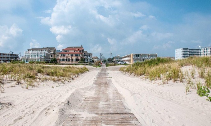 Wildwood Crest Apartamento | Pet-Friendly Getaway with Patio, Less Than 1 Block to Beach!