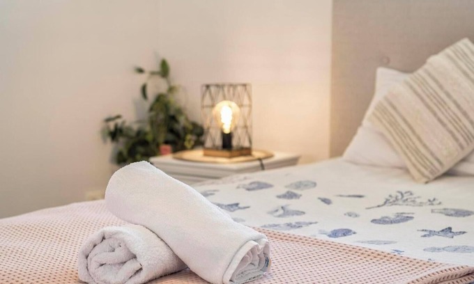 Oxenford Casa | Pet friendly Gold Coast holiday home, Sleeps 7, 10min walk to 'Wet n Wild'