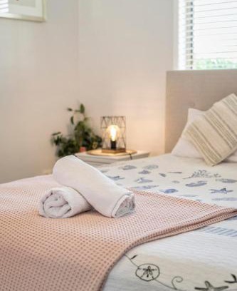Oxenford Casa | Pet friendly Gold Coast holiday home, Sleeps 7, 10min walk to 'Wet n Wild'