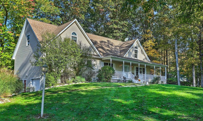 Pine Bush Casa | Pet-Friendly Grand Pine Bush Retreat on 2 Acres!
