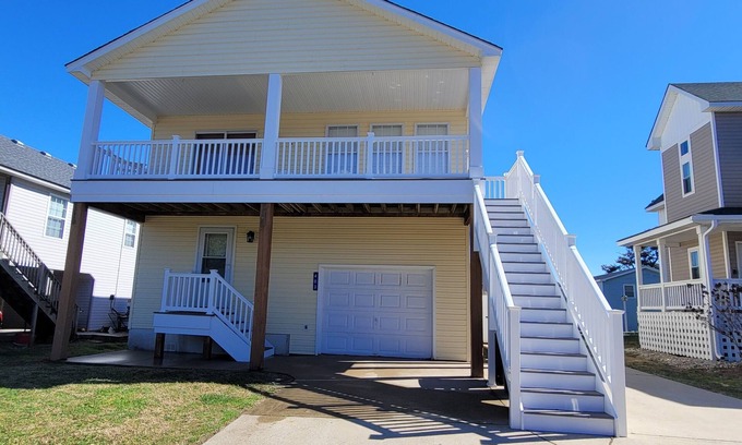 Colington Casa | Pet Friendly Home with Private Tiki Bar - 3-minute drive to the beach!