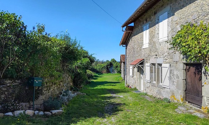 Royeres Casa | Pet friendly home in Royères with WiFi