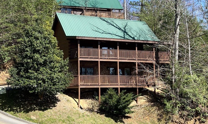 Black Bear Falls Cabina | Pet friendly! Hot tub, Pool, King Beds, Pool table. Only 3 miles to downtown GB!