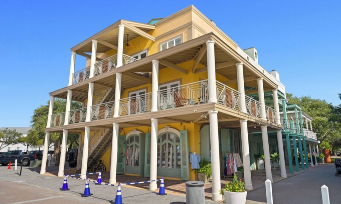 Seaside Condominio | Pet Friendly in Seaside, Location, Large Wrap-Around Balcony + 2 Adult Bikes!