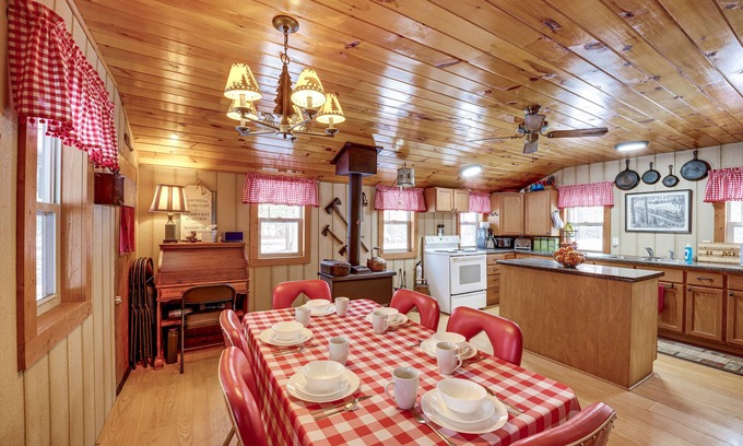 Irons Cabaña | Pet-Friendly Irons Cottage w/ Fire Pit & Fireplace