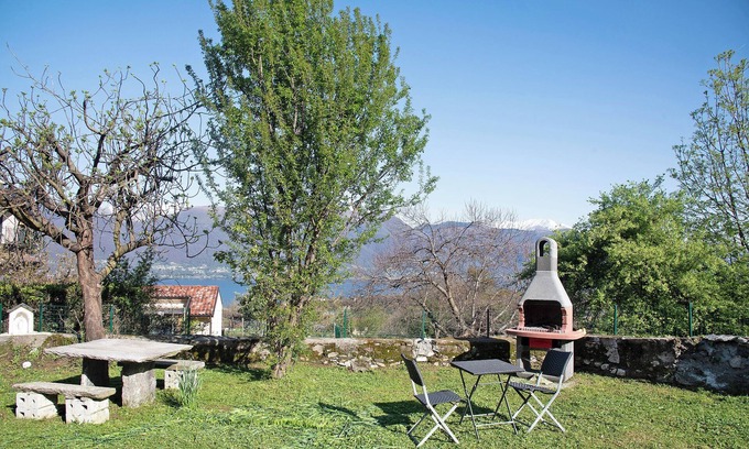 Porto Valtravaglia Apartamento | Apartamento "La Vecchia Torre" que admite mascotas, con jardín y Wi-Fi