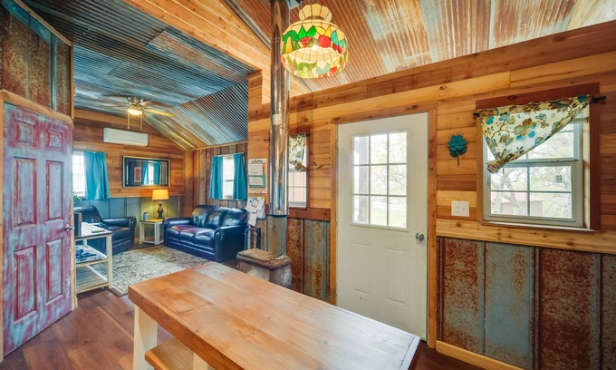 Kerrville Cabina | Pet-Friendly Kerrville Vacation Rental Farmhouse