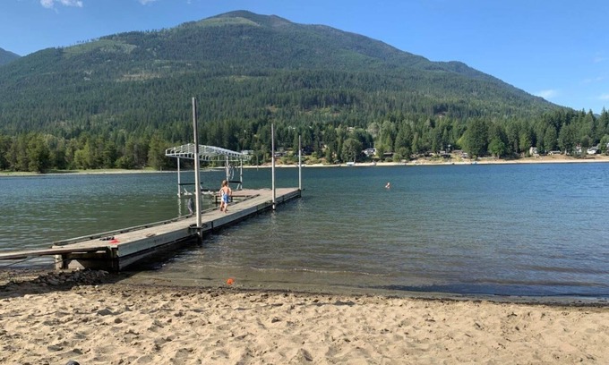 Proctor Cabaña | Pet friendly Kootenay Lake Cottage sleeps 4, No Pet or Cleaning fee